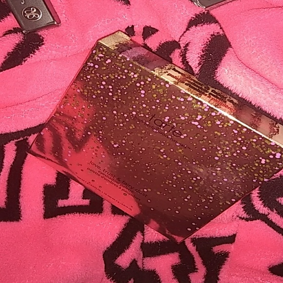 Tons Of Make Up💞😍 - Picture 2 of 4